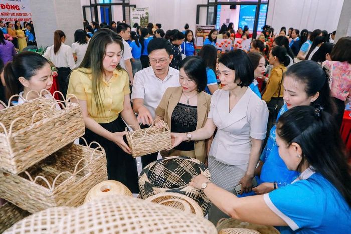 Hội viên Hội LHPN tỉnh Thanh Hóa giới thiệu sản phẩm thủ công mây tre đan tại Diễn đàn “Kết nối doanh nghiệp với các mô hình kinh tế tập thể, hợp tác xã”