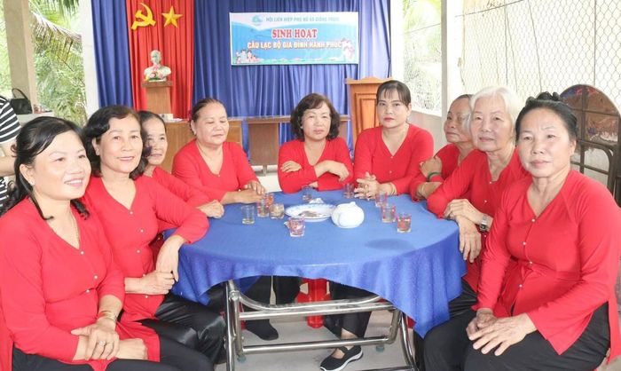 Hội LHPN xã Giồng Trôm (tỉnh Vĩnh Long) tổ chức sinh hoạt Câu lạc bộ "Gia đình hạnh phúc"