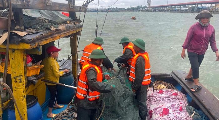 Bộ đội Biên phòng hỗ trợ giúp chủ thuyền trực vớt tàu cá, ngư cụ - Ảnh: CTV