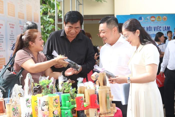 Ông Lê Trương Hải Hiếu - Bí thư Đảng ủy, Chủ tịch HĐND phường An Lạc (thứ 2, từ phải qua) và bà Huỳnh Đặng Hà Tuyên, Chủ tịch Ủy ban MTTQ Việt Nam phường Tân Tạo (bìa phải), tham quan gian hàng của chị Kim Hồng.