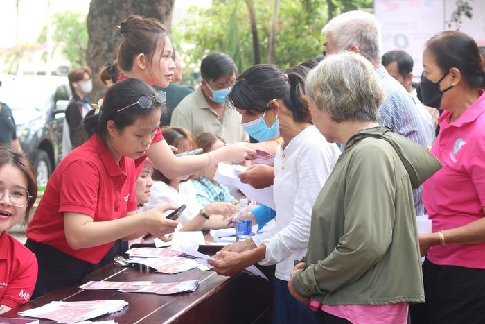 Các chị em được hướng dẫn cài đặt và thao tác với ứng dụng ngân hàng. 