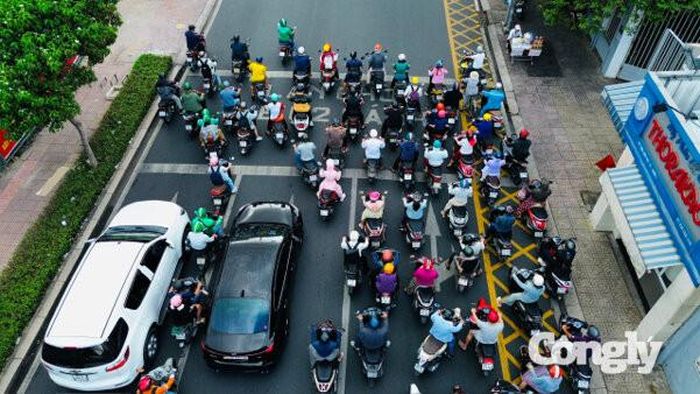 Các giao lộ liên tiếp trên trục đường được phối hợp chu kỳ đèn, tạo hiệu ứng “làn sóng xanh”.