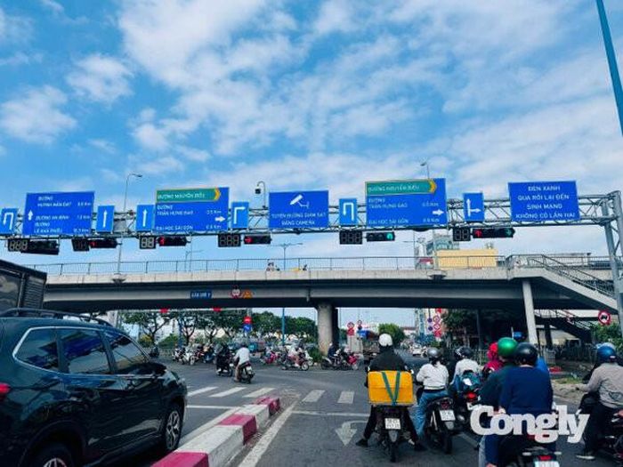 Lưu lượng phương tiện thay đổi theo từng thời điểm, đặt ra yêu cầu điều chỉnh chu kỳ đèn tín hiệu phù hợp.