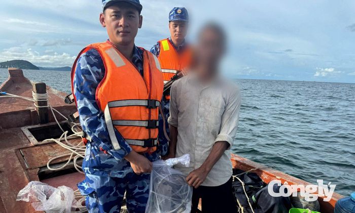 Tàu cá AG 37808 TS có hành vi vận chuyển, tàng trữ trái phép 2 thiết bị VMS của tàu cá khác