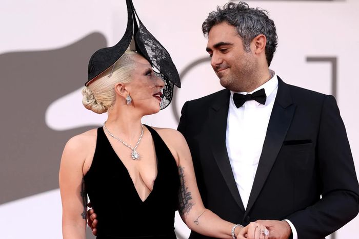 Lady Gaga và vị hôn phu của mình. Ảnh: Entertainment Weekly