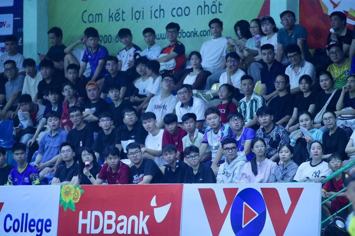 Khán giả được chứng kiến màn rượt đuổi tỷ số nghẹt thở trên sân nhà thi đấu Lãnh Bình Thắng. Ảnh: Đình Viên.