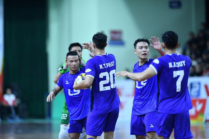 Bước sang hiệp 2, người hâm mộ đã được chứng kiến một màn rượt đuổi tỷ số đỉnh cao và vô cùng mãn nhãn. Thái Sơn Nam nhanh chóng tìm được bàn gỡ hòa 2-2, đưa trận đấu trở lại vạch xuất phát. Ảnh: Đình Viên.