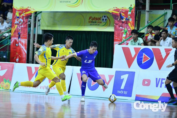 Kịch tính được đẩy lên đỉnh điểm ở những phút cuối trận. Thái Sơn Nam chơi tất tay và rút ngắn tỷ số xuống 3-4. Chỉ ít phút sau, Sahako lại nới rộng khoảng cách lên 5-3. Không từ bỏ, Thái Sơn Nam tiếp tục nhen nhóm hy vọng với bàn rút ngắn tỷ số xuống còn 4-5. Ảnh: Đình Viên.