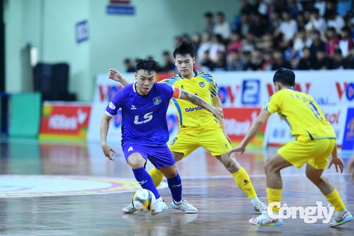 Bị dẫn trước hai bàn, Thái Sơn Nam dồn lên tấn công mạnh mẽ. Ảnh: Đình Viên.