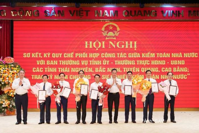 KTNN trao kỷ niệm chương Vì sự nghiệp Kiểm toán nhà nước” cho các đồng chí lãnh đạo, cán bộ của 4 tỉnh.