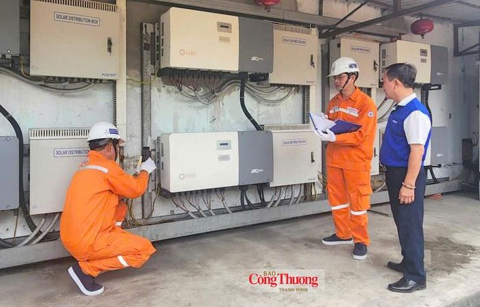 Nhân viên EVNHCMC hỗ trợ khách hàng trong công tác đấu nối điện mặt trời mái nhà vào hệ thống điện quốc gia.