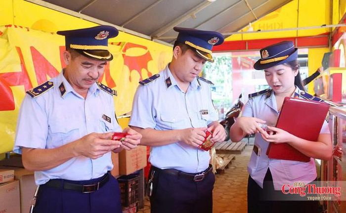 Chi cục QLTT Hà Tĩnh kiểm tra nguồn gốc hàng hóa tại các quầy bánh Trung thu.
