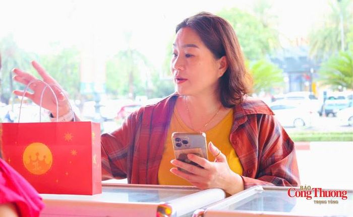 Không khí mua sắm bánh Trung thu nhộn nhịp tại các tuyến đường, các hệ thống siêu thị và điểm bán lẻ tại Hà Tĩnh.