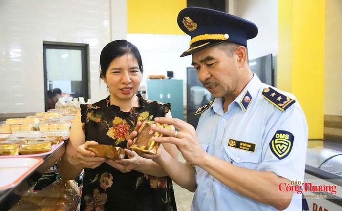 Các cơ sở sản xuất bánh trên địa bàn cũng được giám sát chặt chẽ.