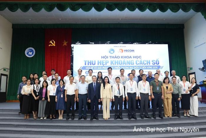 Các đại biểu chụp ảnh lưu niệm.