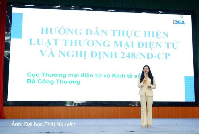 TS. Lê Hoàng Oanh - Cục Trưởng Cục Thương mại điện từ và Kinh tế số trình bày tham luận.