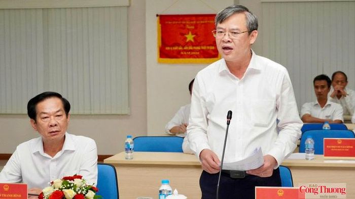 Ông Trương Cảnh Tuyên, Chủ tịch UBND TP. Cần Thơ, báo cáo tại buổi làm việc.