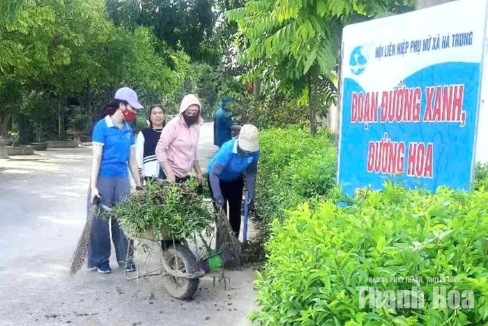 Hội viên phụ nữ xã Hà Trung tham gia dọn vệ sinh môi trường, giữ gìn cảnh quan xanh - sạch - đẹp.
