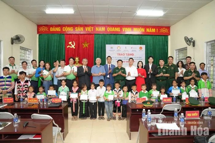 Lãnh đạo Ban Chỉ huy Bộ đội Biên phòng tỉnh, Hội Khuyến học tỉnh và đại diện Công ty TNHH Lọc hóa dầu Nghi Sơn trao học bổng cho các em học sinh có hoàn cảnh khó khăn tại bản Cơm, xã Pù Nhi.
