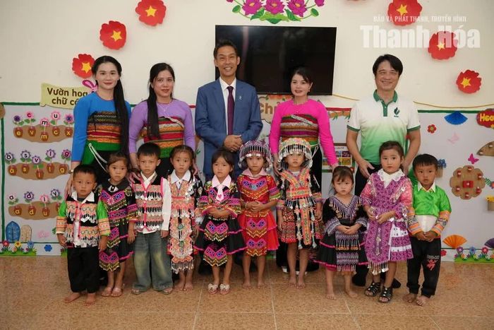 Đại diện lãnh đạo Công ty TNHH Lọc hóa dầu Nghi Sơn chụp ảnh lưu niệm cùng các cô giáo và học sinh tại điểm trường mầm non bản Cơm, xã Pù Nhi.
