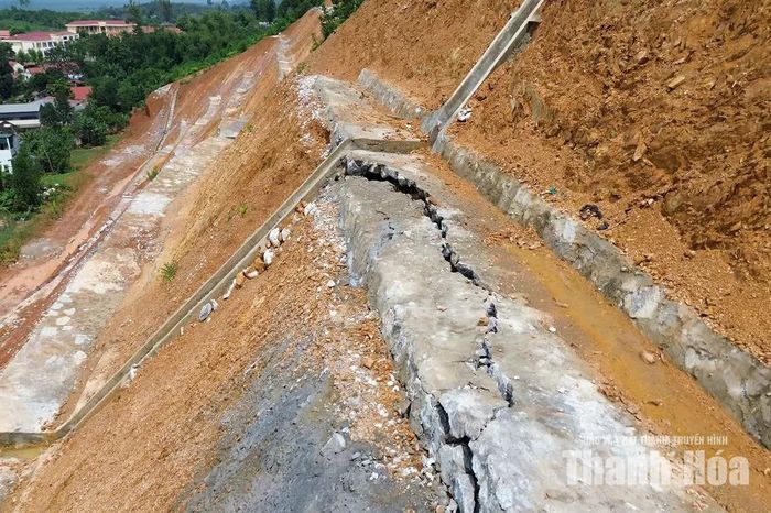 Theo người dân địa phương, từ cuối năm 2025 công trình được triển khai, tuy nhiên đến nay một số vị trí công trình xuất hiện sạt lở, nước từ khu vực đồi núi chảy xuống tràn qua nhà một số hộ dân.