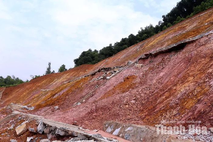 Cuối năm 2025, công trình được triển khai với mục tiêu xử lý các vị trí có nguy cơ sạt lở, hạn chế đất đá tràn xuống khu dân cư và bảo đảm an toàn cho người dân. Tuy nhiên, sau đợt mưa lớn vừa qua, tại một số vị trí đã xuất hiện tình trạng sạt lở, nứt gãy.