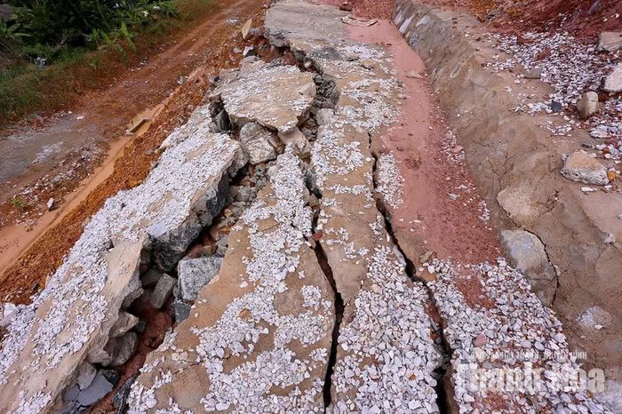 Tại công trình ở thôn 2 Thành Trực, xã Kim Tân, một số hạng mục xuất hiện vết nứt, sạt lở và hở hàm ếch, mặt bê tông xuất hiện nhiều vết nứt.