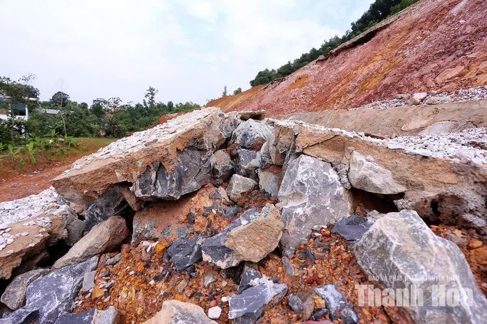 Chiều 12/9, Bí thư Đảng ủy xã Kim Tân Đinh Văn Hưng cho biết: “Ngay sau khi nắm được tình trạng một số vị trí công trình bị hư hỏng, sạt lở, UBND xã Kim Tân đã yêu cầu đơn vị thi công kiểm tra, khẩn trương khắc phục. Địa phương đã làm việc với đơn vị tư vấn, nhà thầu và người dân để xác định nguyên nhân, đánh giá mức độ ảnh hưởng".