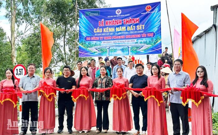 Chính quyền xã Vân Khánh và đơn vị tài trợ khánh thành cầu Kênh Năm Đất Sét.