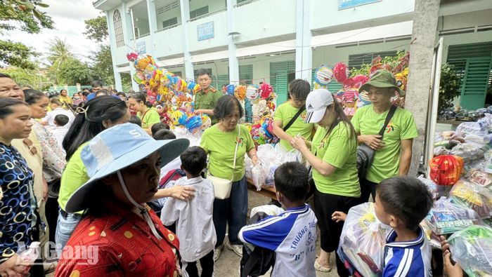 Trao 10 suất học bổng và 500 phần quà cho học sinh đồng bào Khmer.