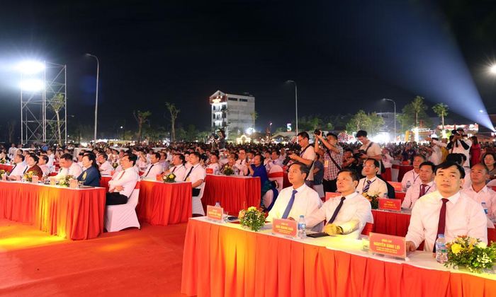 Các đại biểu dự Lễ công bố Nghị quyết của Ủy ban Thường vụ Quốc hội thành lập phường Bố Hạ.