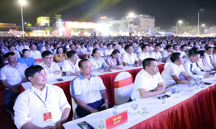 Đại biểu và người dân Bố Hạ theo dõi chương trình nghệ thuật tại Lễ công bố.