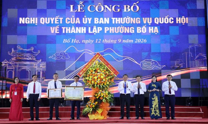 Các đồng chí lãnh đạo tỉnh tặng hoa chúc mừng phường Bố Hạ.