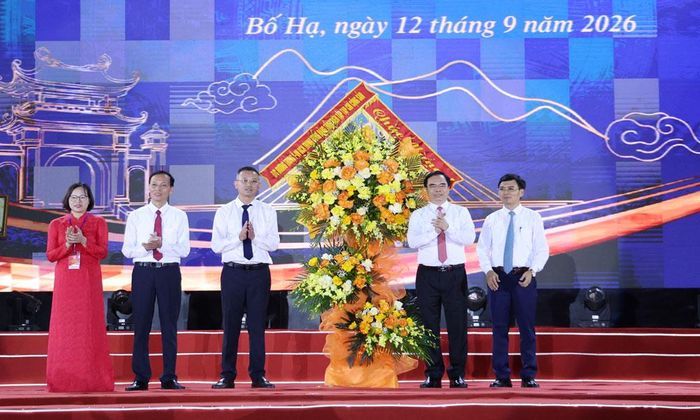 Phó Giáo sư, Tiến sĩ Dương Trung Ý, Ủy viên Trung ương Đảng, Tổng Biên tập Tạp chí Cộng sản tặng hoa chúc mừng Đảng bộ, chính quyền và Nhân dân phường Bố Hạ.