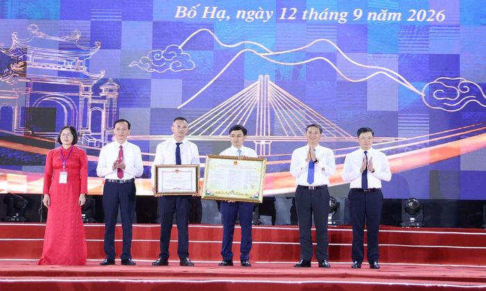 Các đồng chí: Nguyễn Việt Oanh, Đào Quang Khải trao Nghị quyết thành lập phường Bố Hạ cho lãnh đạo địa phương.