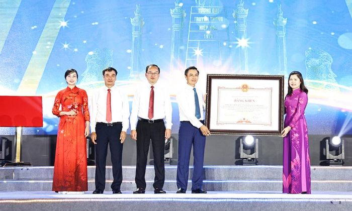  Đồng chí Lâm Thị Hương Thành trao Bằng khen của Chủ tịch UBND tỉnh cho Đảng bộ, chính quyền và Nhân dân xã Hiệp Hòa.  
