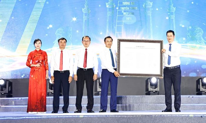  Đồng chí Trần Huy Phương trao Nghị quyết của Ủy ban Thường vụ Quốc hội về việc thành lập phường Hiệp Hòa. 