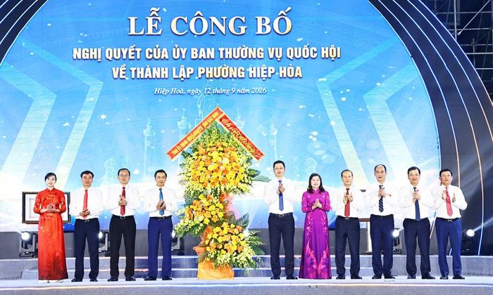  Các đồng chí lãnh đạo tỉnh tặng hoa chúc mừng thành lập phường Hiệp Hòa.  
