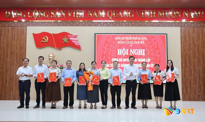 Lãnh đạo Đảng ủy xã Tam Mỹ trao quyết định thành lập các chi bộ mới. Ảnh: X.THƯƠNG