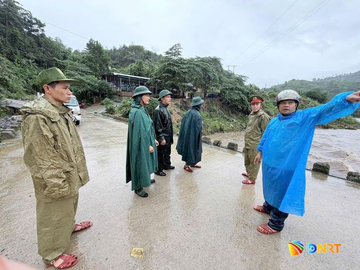 Lực lượng quân sự phối hợp các lực lượng khác túc trực, nắm tình hình ảnh hưởng do mưa lớn để ứng phó. Ảnh: Bộ Chỉ huy Quân sự thành phố