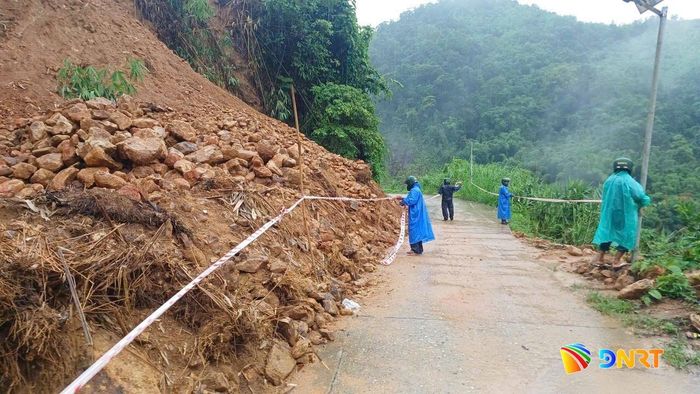 Cơ quan chức năng kịp thời căng dây, cảnh báo các vị trí có nguy cơ sạt lở. Ảnh: Bộ chỉ huy Quân sự thành phố