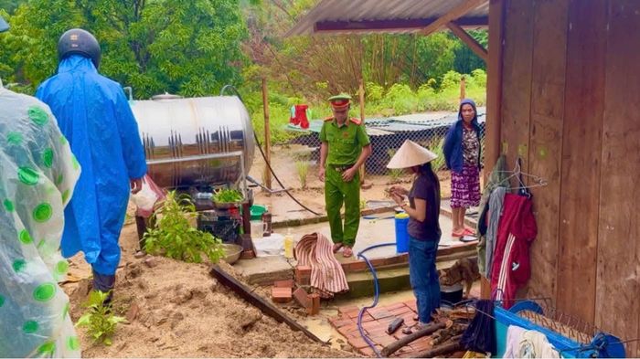 Công an xã Đắc Pring đến từng nhà dân có nguy cơ bị ảnh hưởng sạt lở để tuyên truyền. Ảnh: ĐVCC