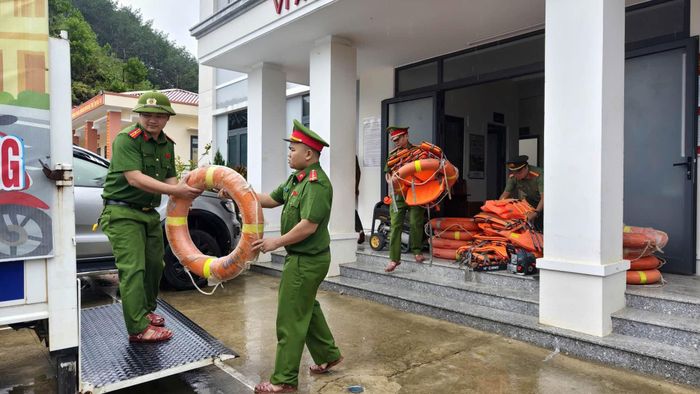 Công an xã Avương chuẩn bị phương tiện, trang thiết bị cứu hộ. Ảnh: ĐVCC