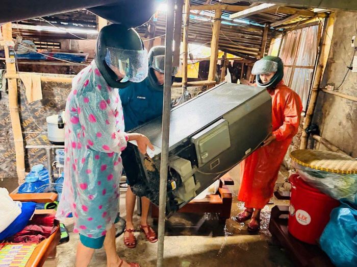 Chi đoàn Quân sự xã Hòa Vang hỗ trợ người dân di dời tài sản đến nơi an toàn. Ảnh: ĐVCC