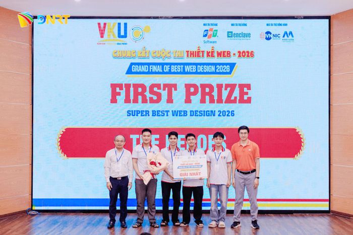 Đại diện nhà trường, ban tổ chức trao giải Nhất bảng SUPER BWD cho đội THE HEROES. Ảnh: T.HÀ