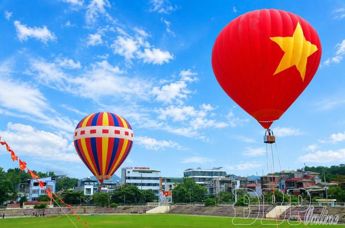 Lần đầu tiên khinh khí cầu bay trên bầu trời Điện Biên, tạo thêm trải nghiệm đáng nhớ cho người dân và du khách.