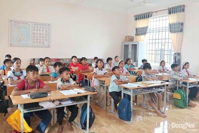 Học sinh Trường tiểu học Bù Gia Mập (xã Bù Gia Mập) trong giờ học. Ảnh: H.Y