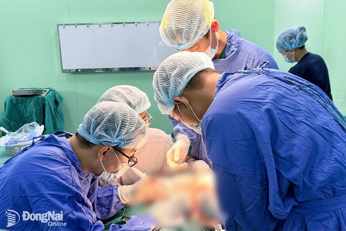 Các bác sĩ tiến hành nối lại cẳng chân, khâu nối mạch máu và thần kinh, cố định ngoài phần xương gãy cho bệnh nhân. Ảnh: BSCC