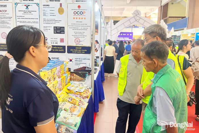 Các chủ thể OCOP của Việt Nam giới thiệu sản phẩm tại Không gian trưng bày, giới thiệu các sản phẩm Việt Nam - Hàn Quốc trong khuôn khổ diễn đàn. Ảnh: Hồng Hân
