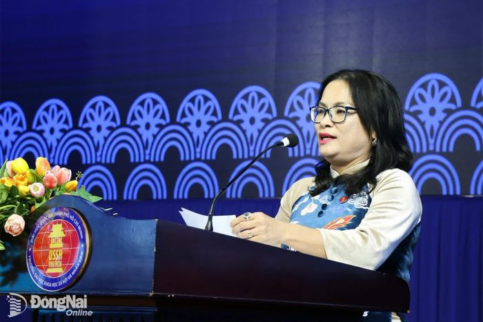 GS.TS Ngô Thị Phương Lan, Hiệu trưởng Trường đại học Khoa học Xã hội và Nhân văn (Đại học Quốc gia Thành phố Hồ Chí Minh) phát biểu tại diễn đàn. Ảnh: Hồng Hân